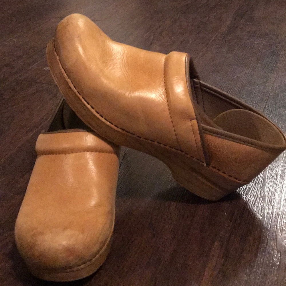 Women’s dansko clogs size 39 (8.5-9)